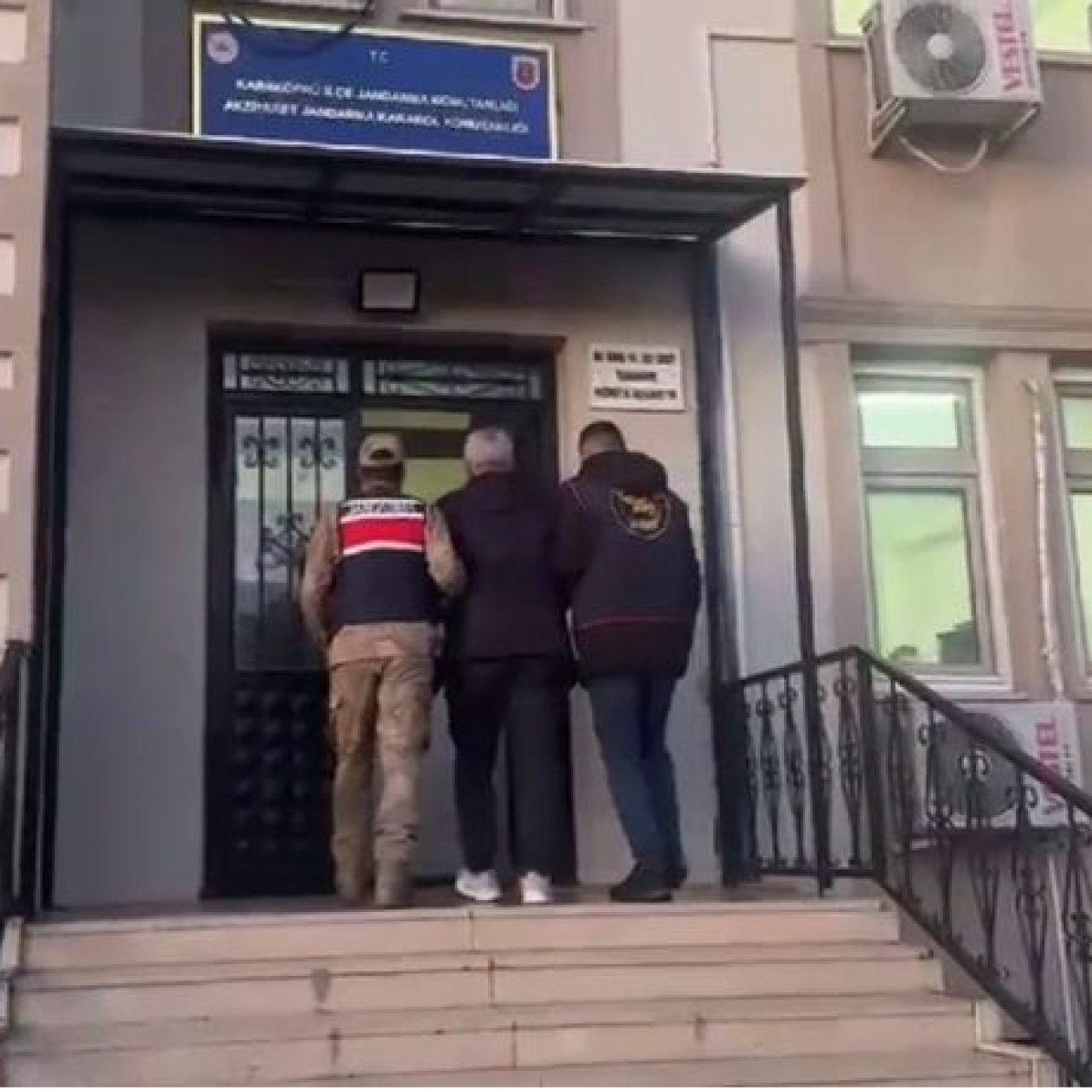 Otomobilin camındaki yazıyla yakalandı!