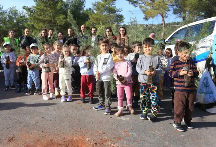 Öğrenciler yanan ormanlık alana fidan dikti
