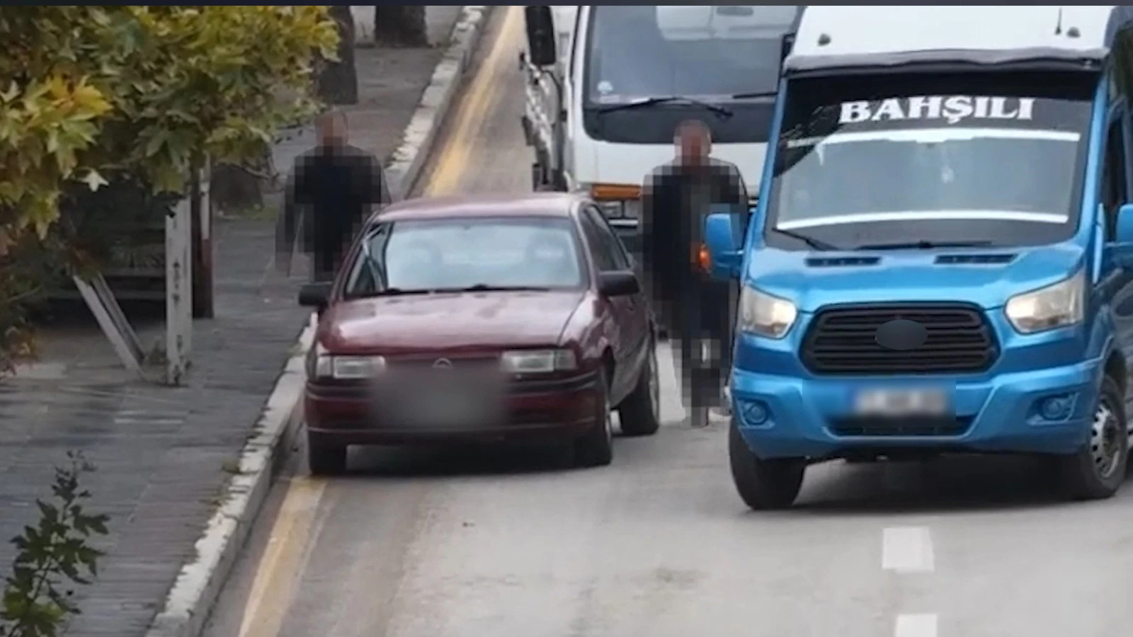 Direksiyonu Yolcuya Bırakıp Yaya Numarası Yaptı: 80 Bin Lira Ceza