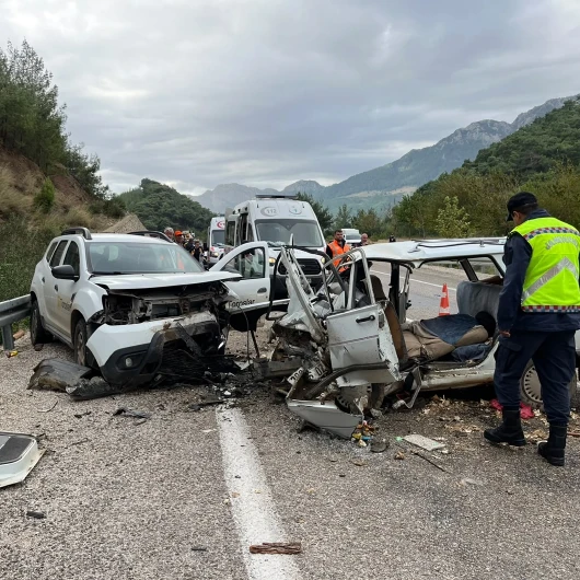 Adana'da İki Otomobil Çarpıştı: Feci Kazada Bir Ölü, İki Yaralı