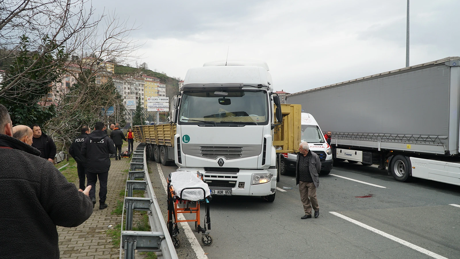 Karadeniz Sahil Yolu'nda kaza: İki TIR birbirine girdi