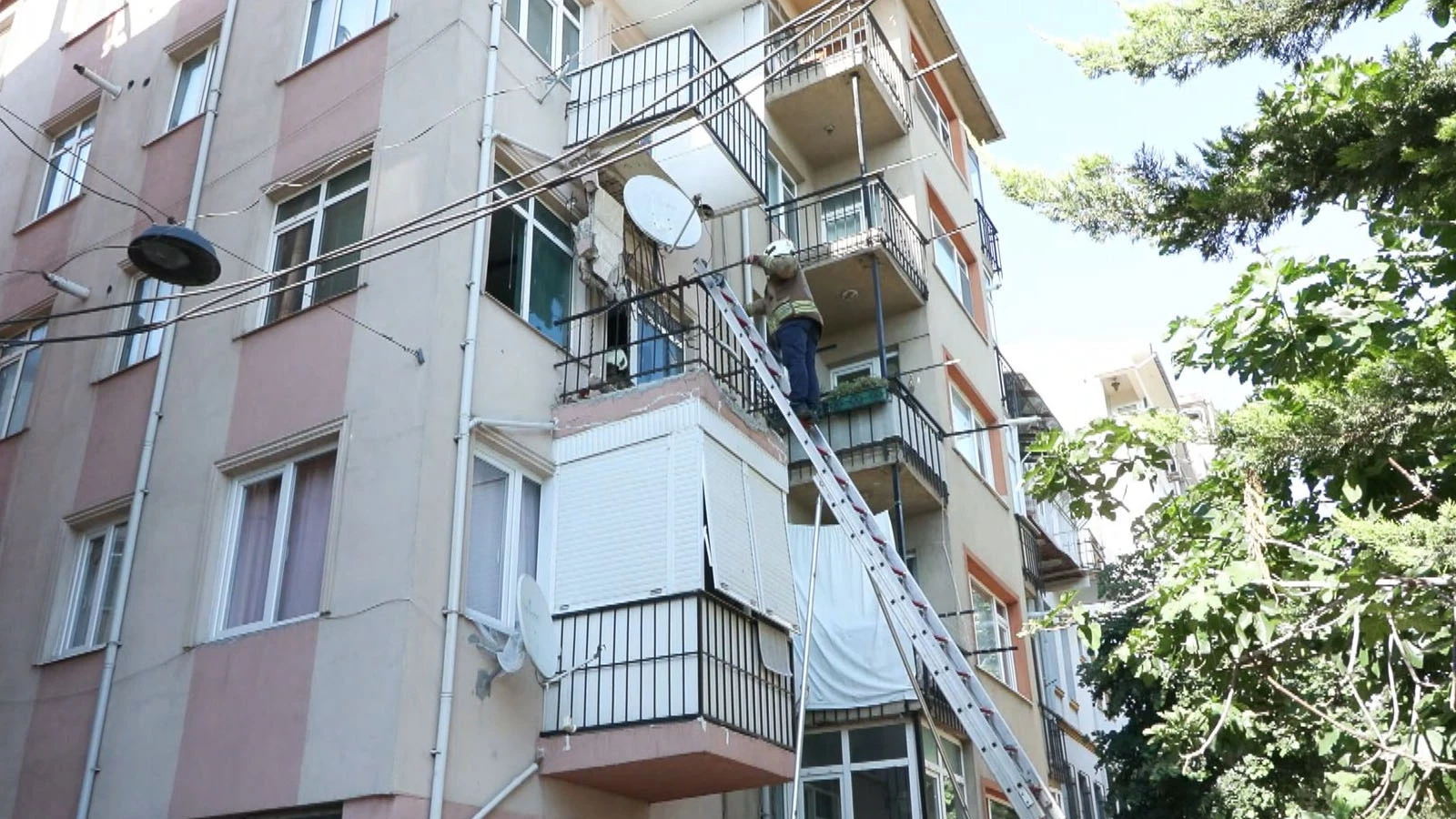 Yer: Kadıköy! 5 katlı binanın 4’üncü katının balkonu çöktü