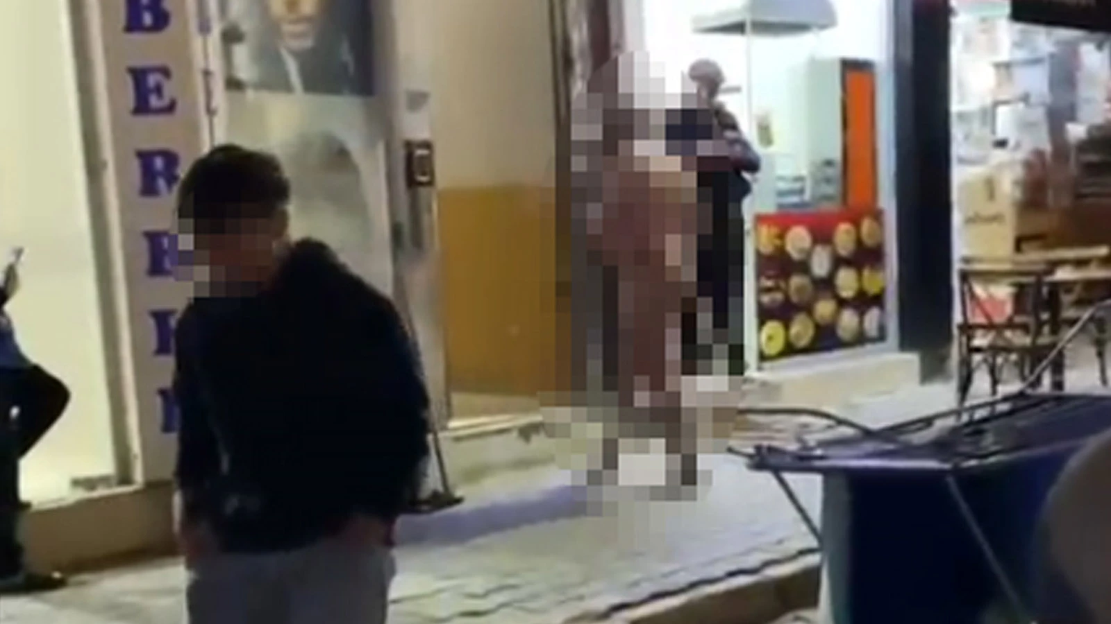 Önce üstünü ardından pantolonunu ve iç çamaşırını çıkardı... Çıplak gezen adam gözaltında