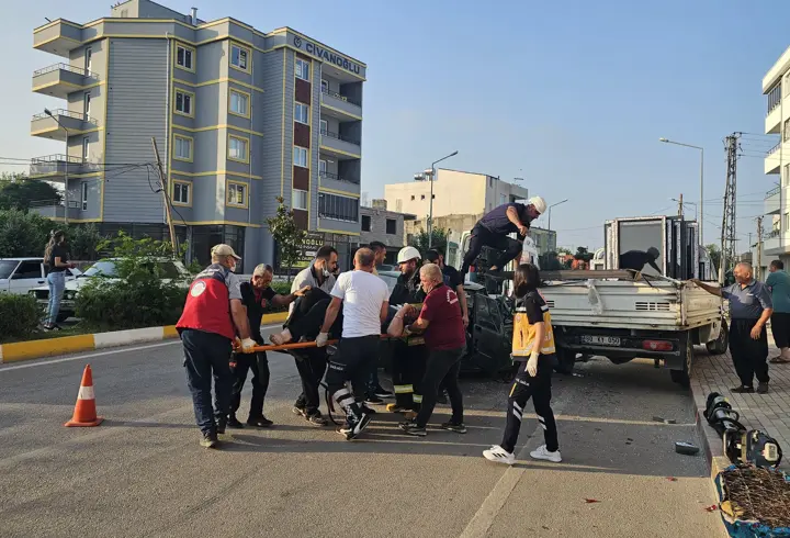 Osmaniye'de park halindeki kamyonete çarpan otomobildeki 2 kişi yaralandı