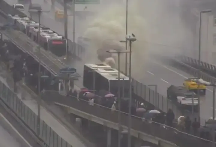 SON DAKİKA... Şişli'de metrobüste yangın