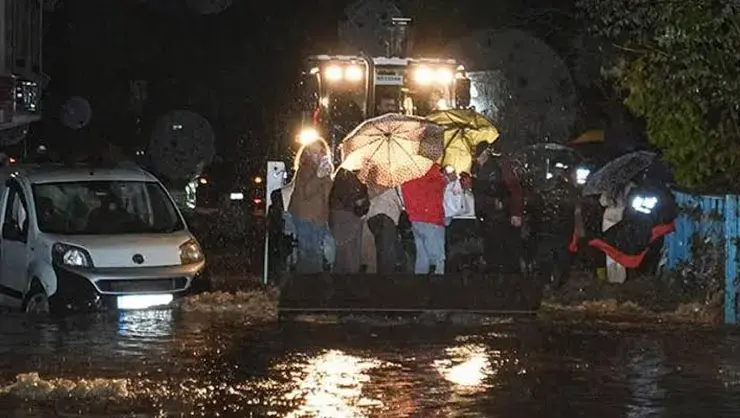 İstanbul'da Sel Can Aldı! Ayazağa'da 1 Kişi Boğularak Hayatını Kaybetti