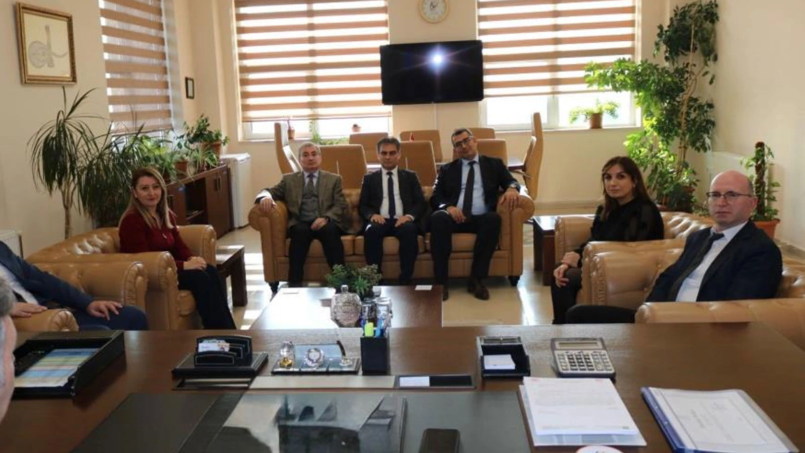 Sahte kimlik ile arsa satmaya çalışan dolandırıcının oyununu memurlar ortaya çıkardı
