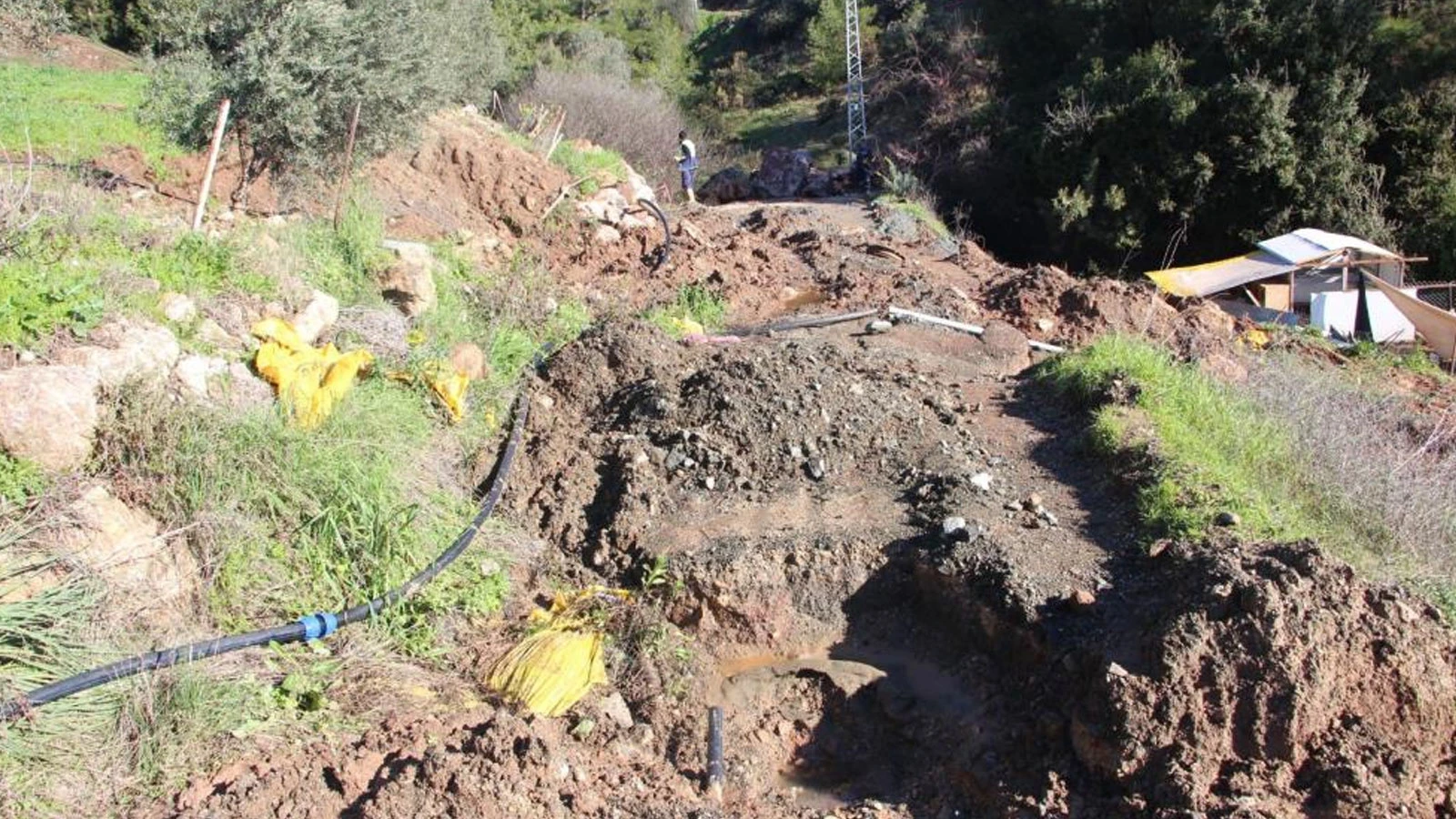 Antalya'da heyelan: Evlerin duvarları çatladı