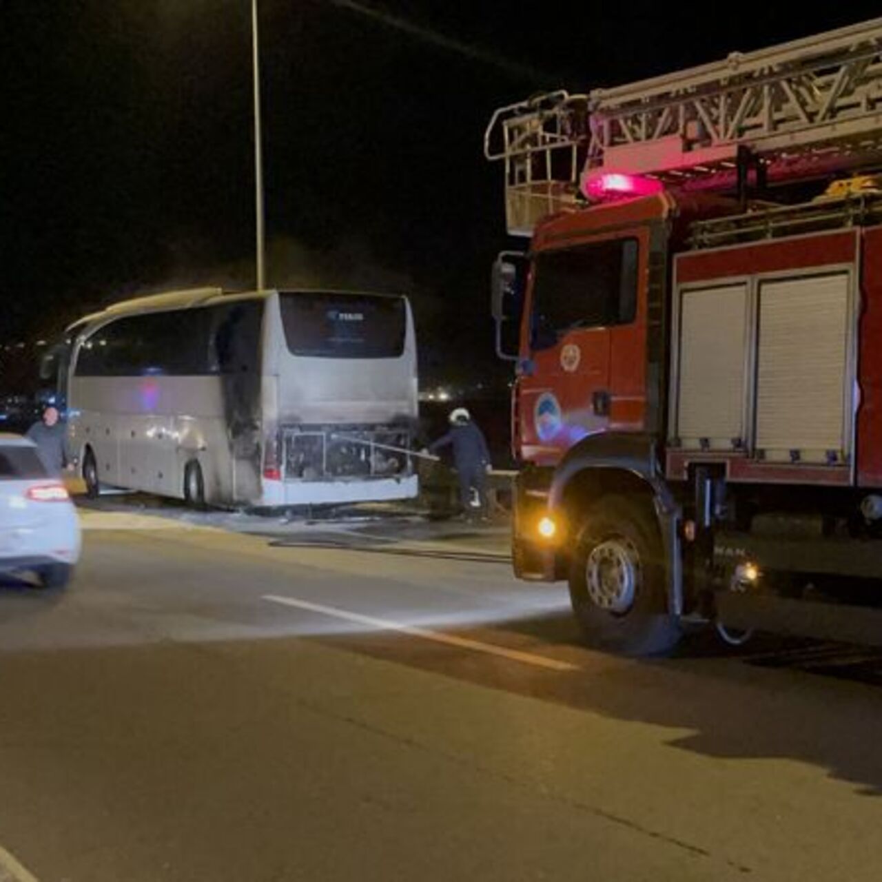 Turistleri taşıyan otobüs seyir halindeyken alev aldı