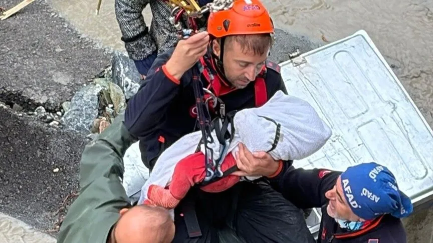 Sakarya'da Dere Taşkınında Bebeği Halat Düzeneğiyle Kurtaran AFAD Personeli, O Anları Anlattı