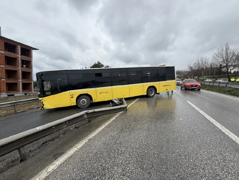 İETT otobüsü bariyere çarparak yoldan çıktı