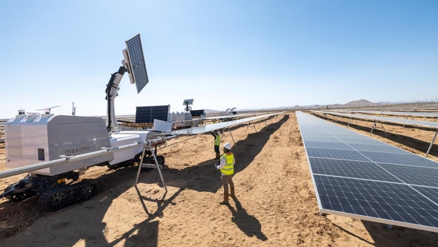Robotlar, çölün ortasında 100 MW’lık güneş paneli kurdu