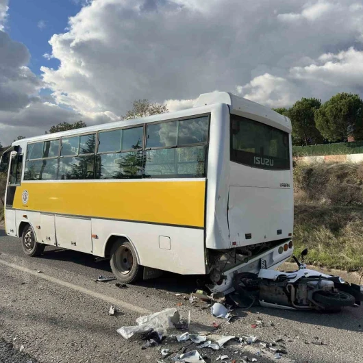 Uşak’ta Motosiklet Halk Otobüsüne Çarptı: Bir Kişi Öldü, Bir Kişi Ağır Yaralandı
