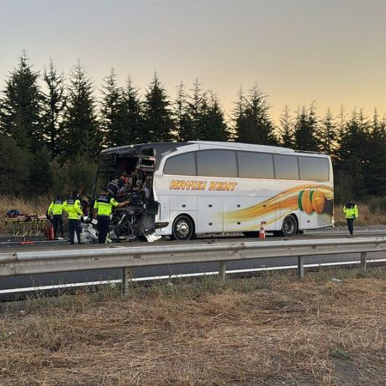 Yolcu otobüsü kamyona çarptı: 1 ölü, 10 yaralı