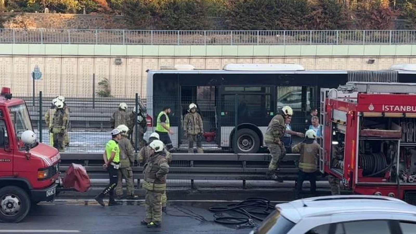 Bayrampaşa-Maltepe Metrobüs Durağı’nda korkutan yangın