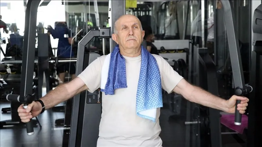 "73'lük delikanlı", azmiyle gençlere taş çıkarıyor