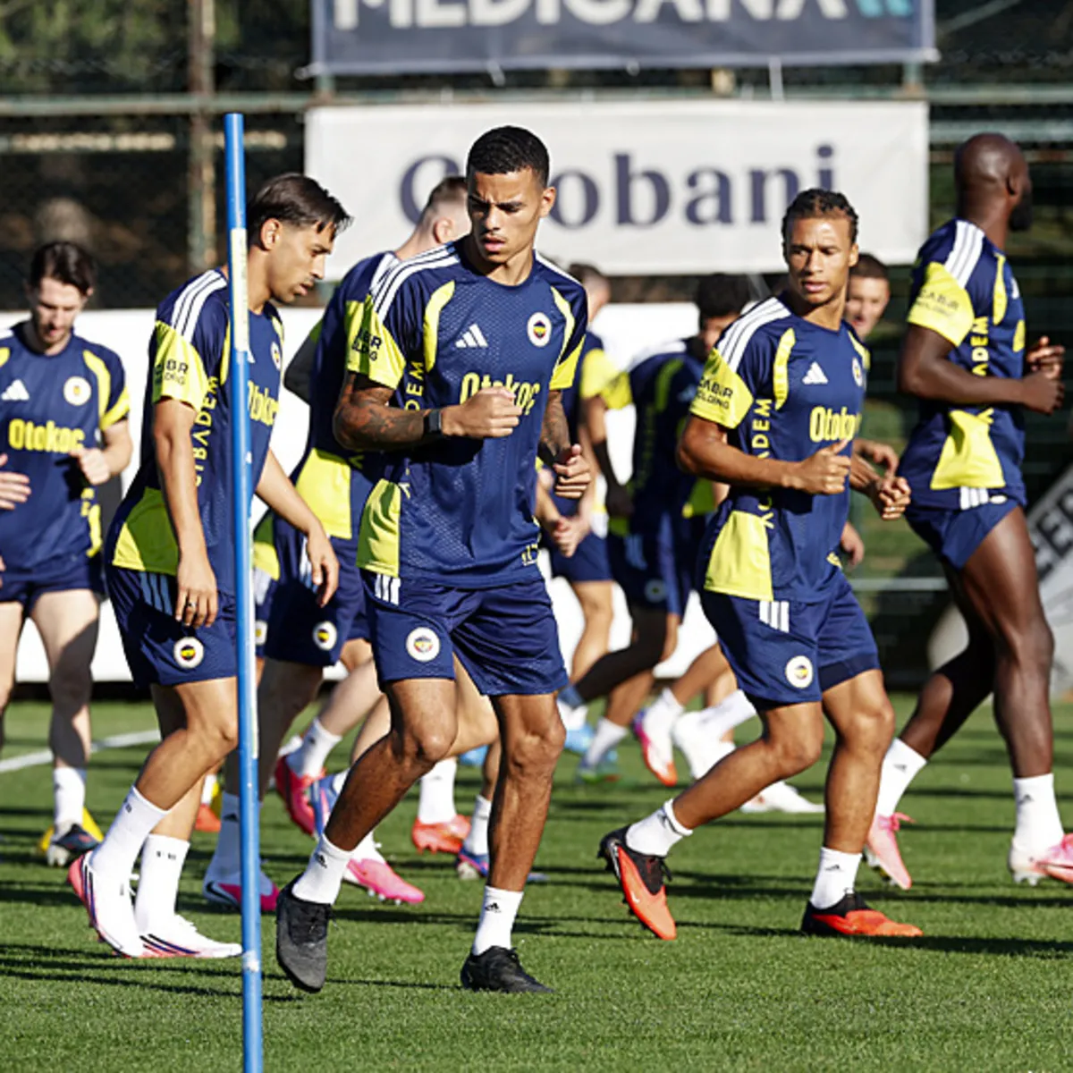 Fenerbahçe'de çifte ayrılık! O isimlerin bileti kesildi