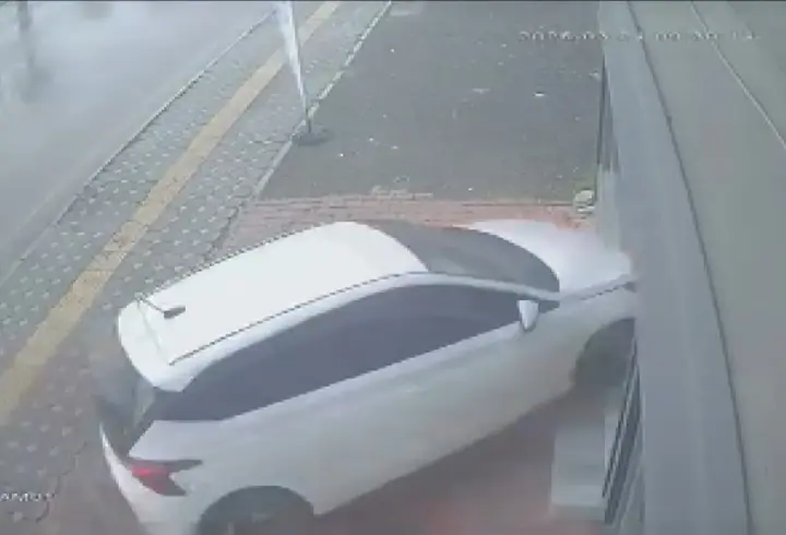 Osmaniye’de otomobilin iş yerine daldığı kaza kamerada
