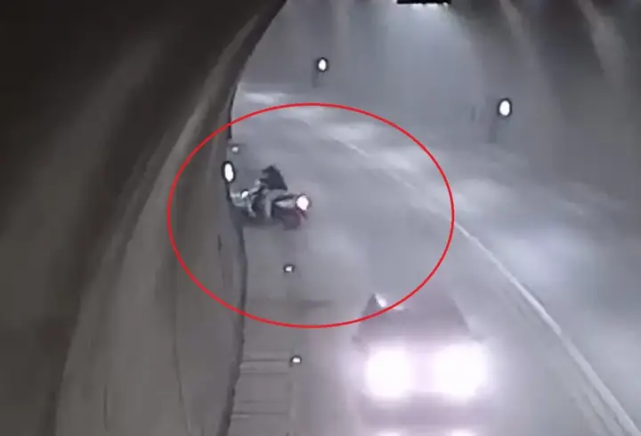 Tünelde korkutan kaza: Motorsikletle takla attı