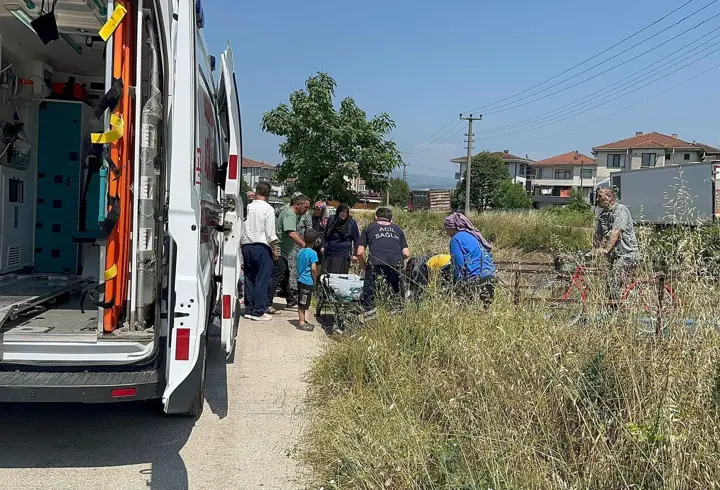 Yaya köprüsünden dereye düşen çocuğu çevredekiler kurtardı