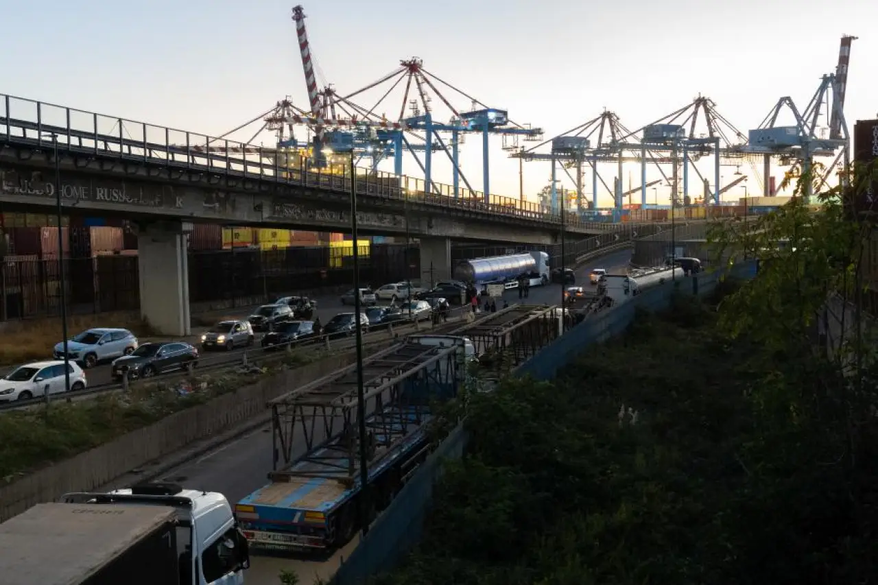 İtalya'da Tır Ve Kamyon Şoförleri Liman Girişlerini Kapattı, Süpermarket Rafları Boşaldı