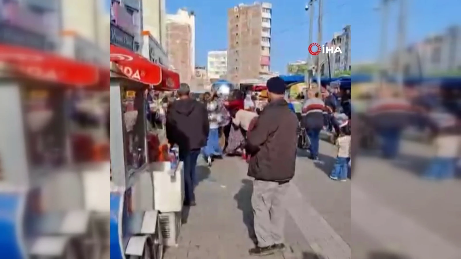 Kadınlar arasında saç saça baş başa kavga! O anlar kamerada