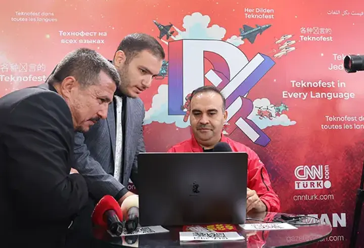 Bakan Kacır, TEKNOFEST'te Demirören Medya standını ziyaret etti