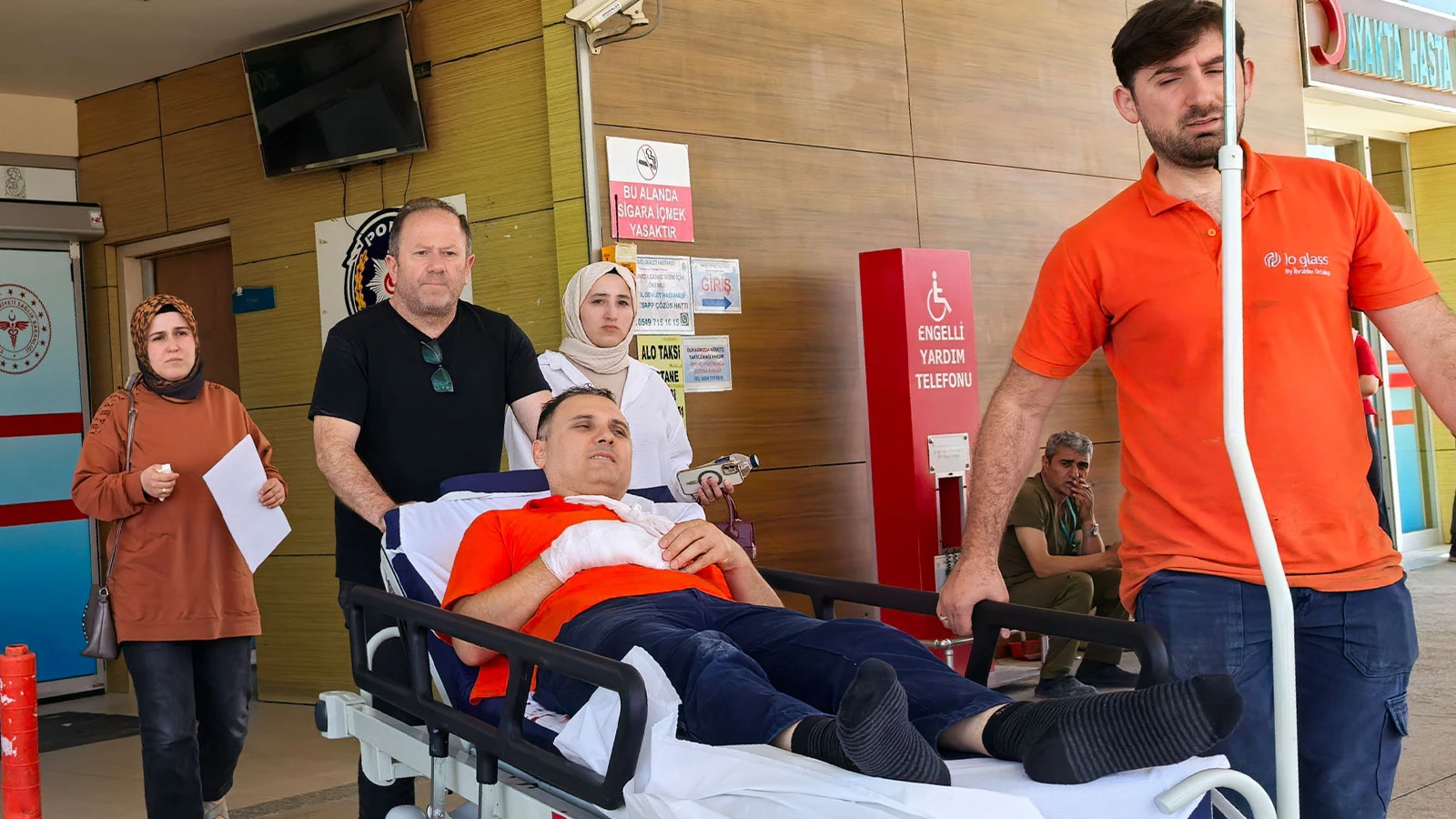 Cam fabrikasında elini makineye kaptıran işçi yaralandı