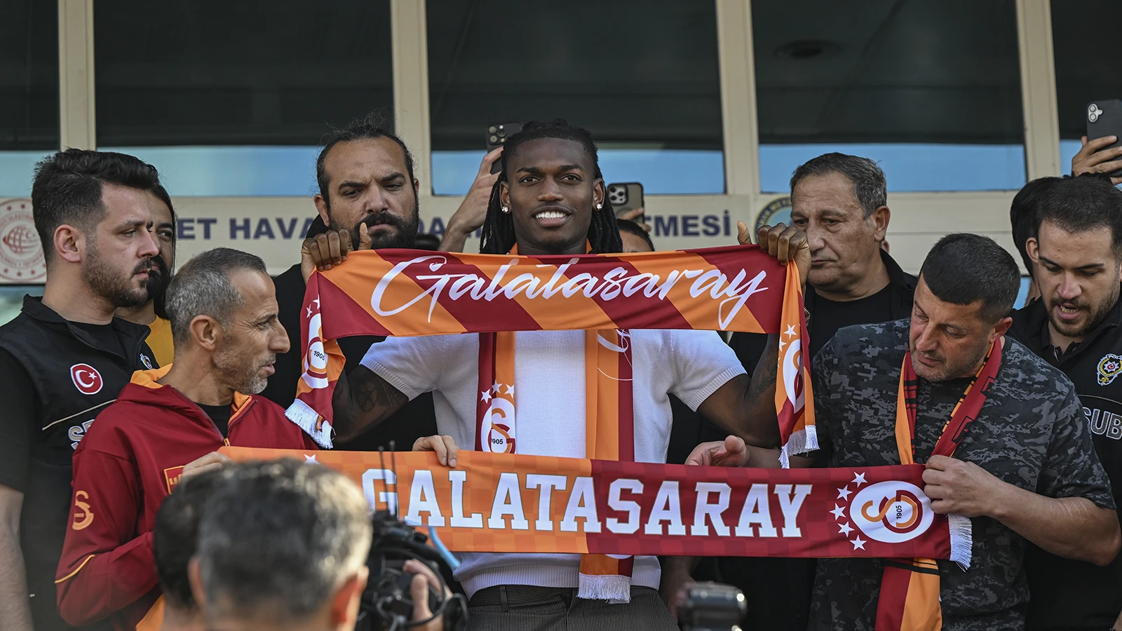 Galatasaray için İstanbul'a gelen Rafael Leao'ya taraftardan karşılama