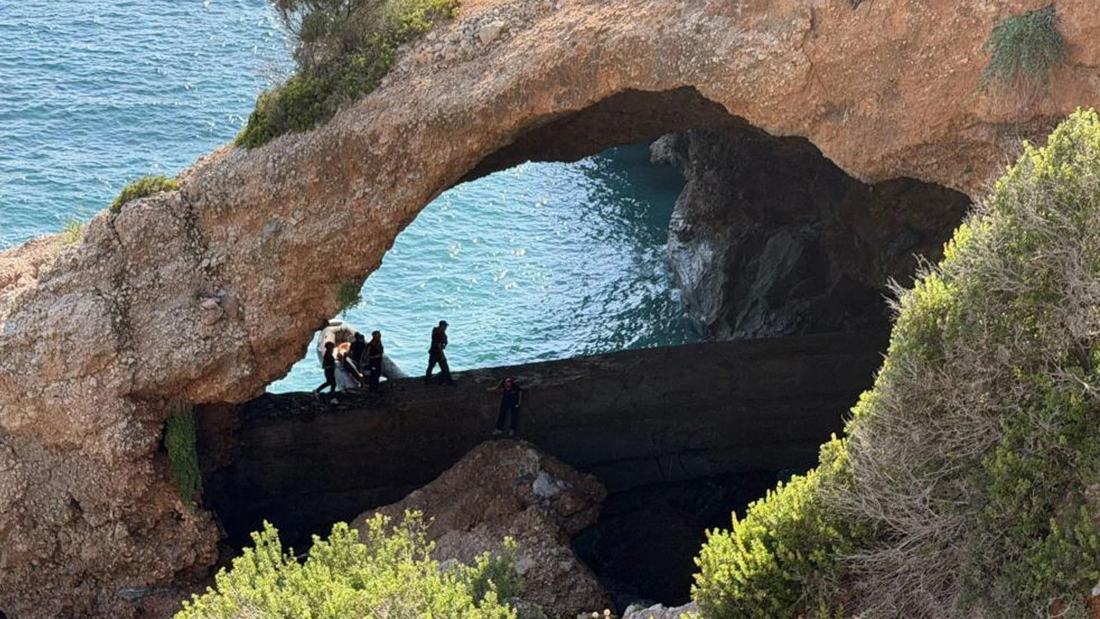 Antalya'da deniz keyfi hastanede bitti: Kayalık alanda mahsur kaldı