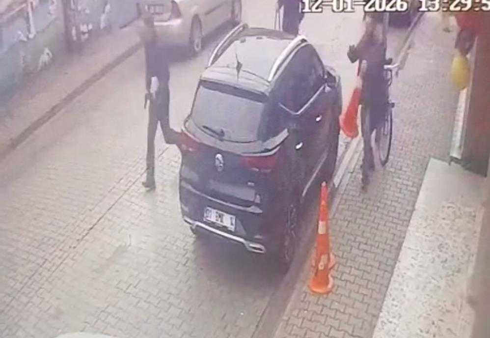 Okul önünde dehşet. Öğretmene önce yumruk attı sonra silahla ateş etti