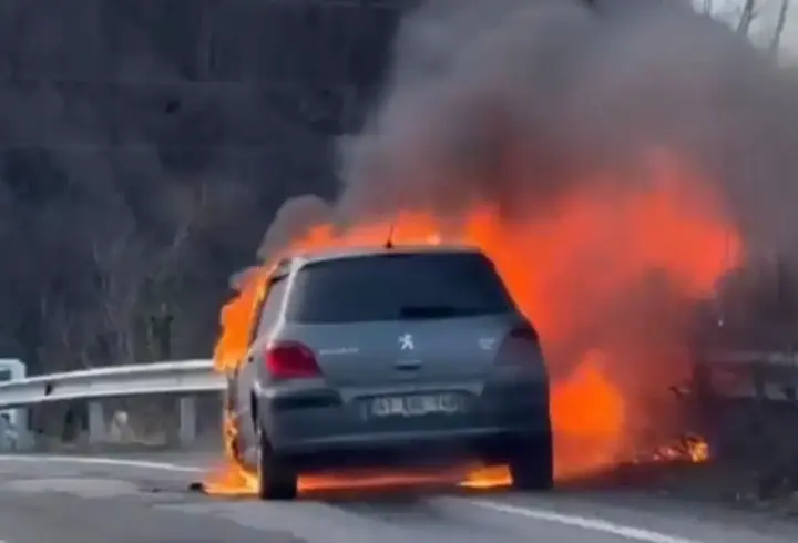 Ordu’da seyir halindeyken alev alan otomobil yandı