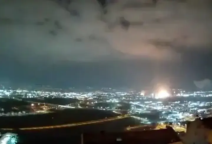 İran'ın vurduğu Hayfa Petrol Rafinerisi faaliyetlerini durdurdu