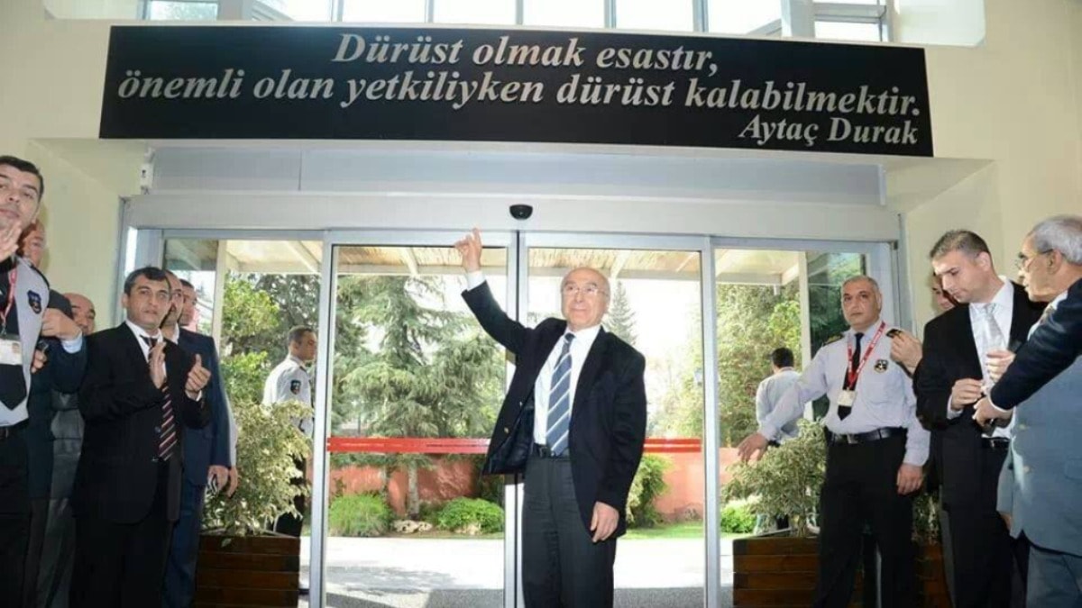 Eski Adana Belediye Başkanı uçakta kalp krizi geçirdi!