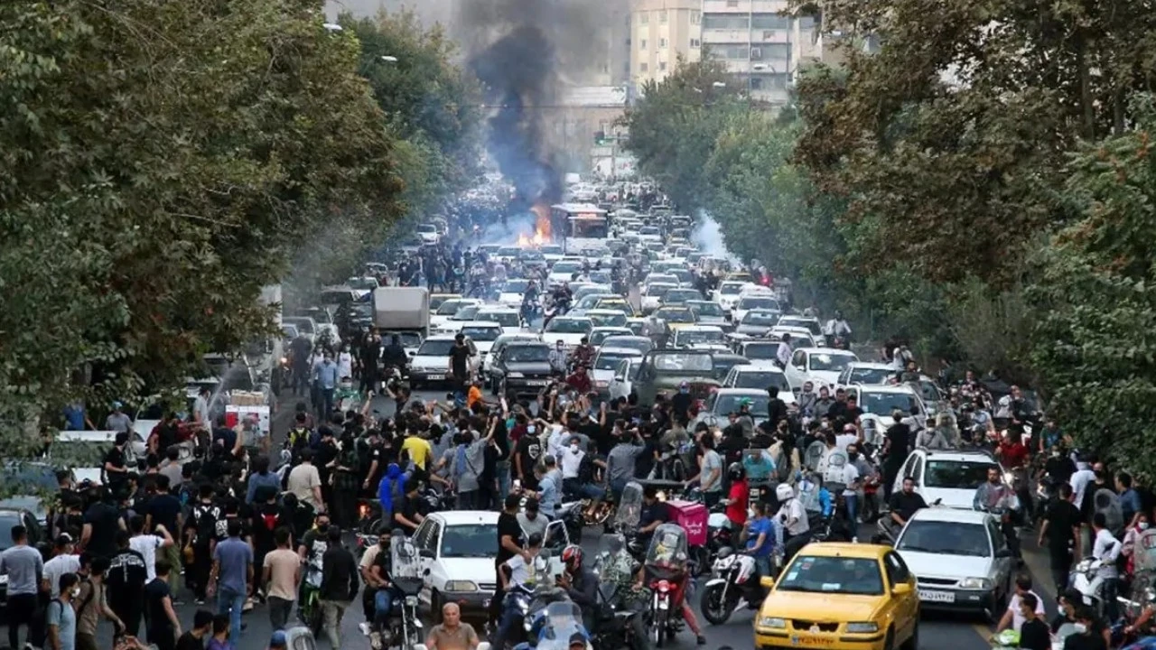 İran'da ekonomik protestolar devam ediyor: Gösterilerde 38 kişi hayatını kaybetti