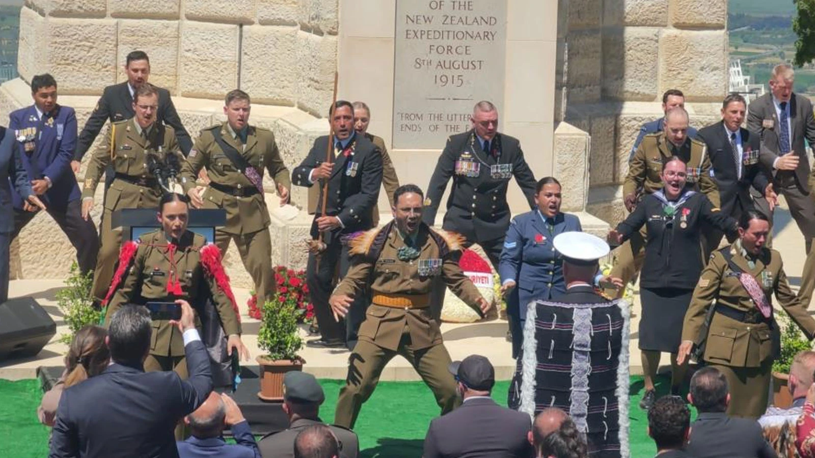 Yeni Zelanda askerleri, atalarını 'haka' dansıyla andı