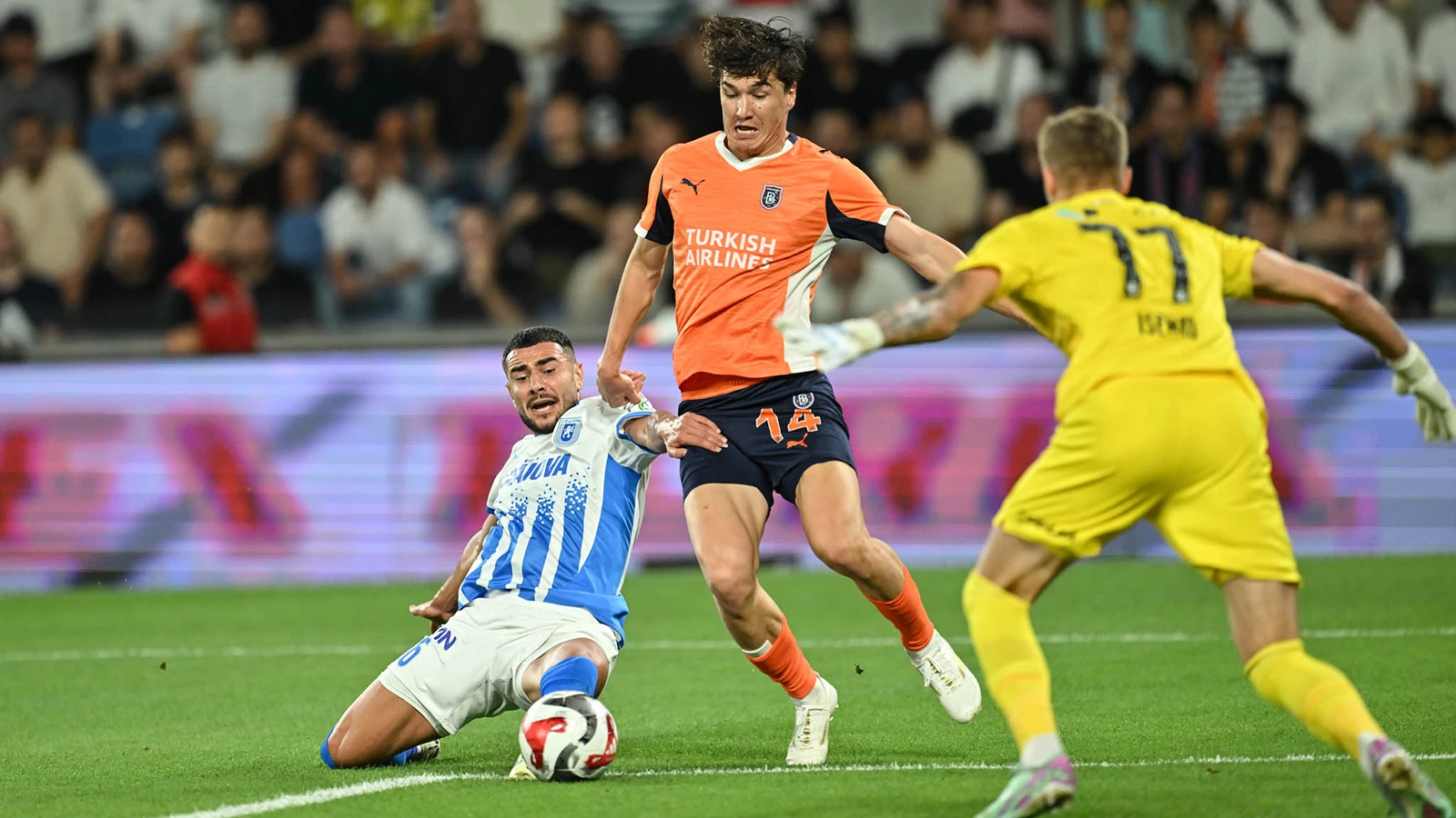 Başakşehir, UEFA Konferans Ligi'nde turu Romanya'ya bıraktı