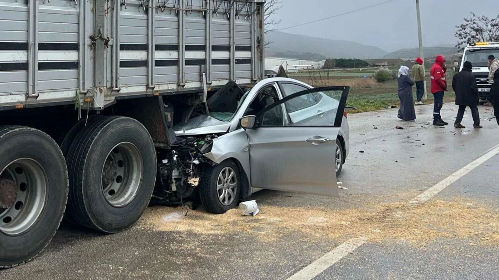 Otomobil, kamyonun altına girdi: 1 ağır yaralı