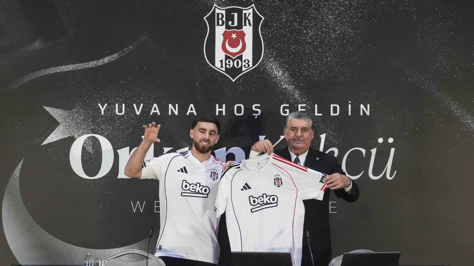 Orkun Kökçü, binlerce taraftarın önünde Beşiktaş ile sözleşme imzaladı