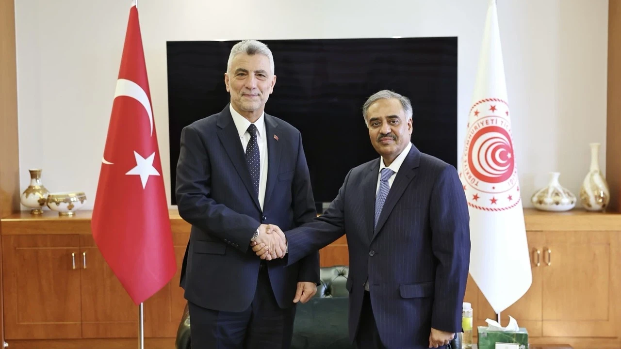 Bakan Bolat, D-8 Genel Sekreteri Mahmood ile görüştü