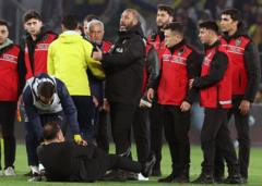 Jose Mourinho, derbi sonrasında Okan Buruk'un burnunu sıktı