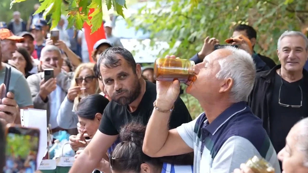 Kazdağları’nda bal şöleni: 2 dakikada 1 kilo bal yedi