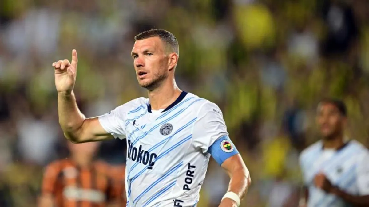 TRANSFER HABERLERİ | Fenerbahçe'de Dzeko'nun kafası karıştı! Kalacak derken...