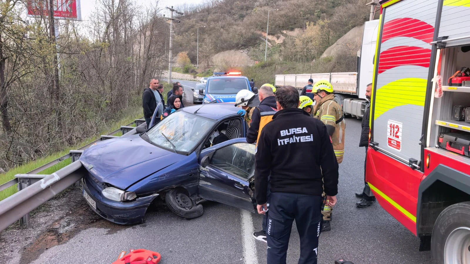 Bursa'da otomobil bariyere çarptı: İki yaralı