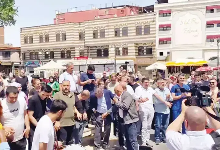 PKK 47 yıl sonra kendisini feshetti! Diyarbakır'da barış halayı