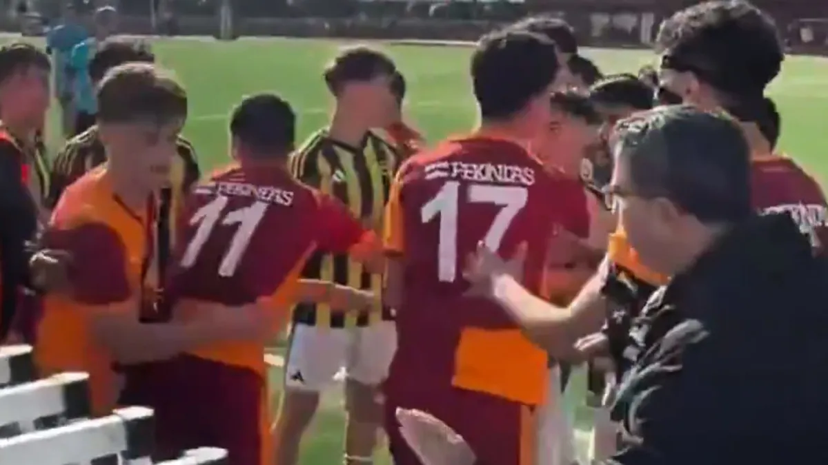 Fenerbahçe U17 - Galatasaray U17 derbisinde saha karıştı! İşte o görüntüler