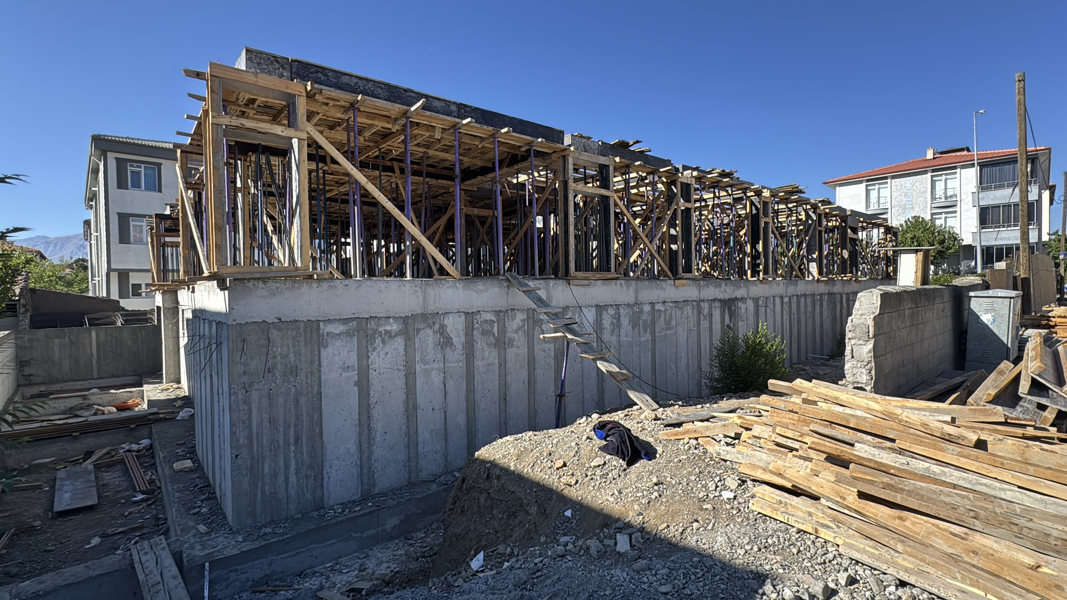 Erzincan’da inşaattan düşen işçi yaşam mücadelesi veriyor