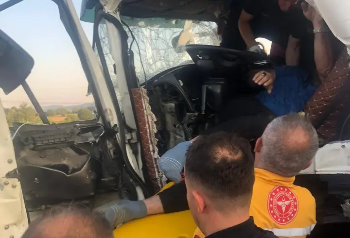 TIR’a çarparak araçta sıkışan kamyon sürücüsünü itfaiye kurtardı