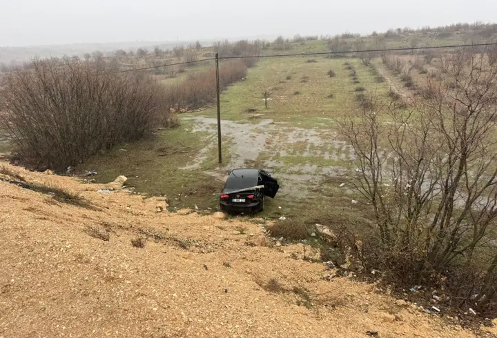 Mardin'de tarlaya devrilen otomobil sürücü yaralandı