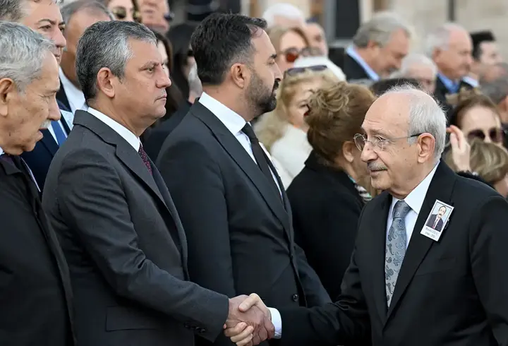 Yüzüne Bile Bakmadı! Cenaze Töreninde Buz Gibi Selamlaşma